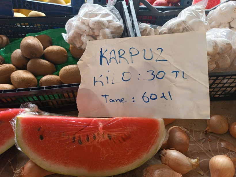 Karpuz tezgahlarda yerini aldı: Fiyatı dudak uçuklattı - Resim: 1