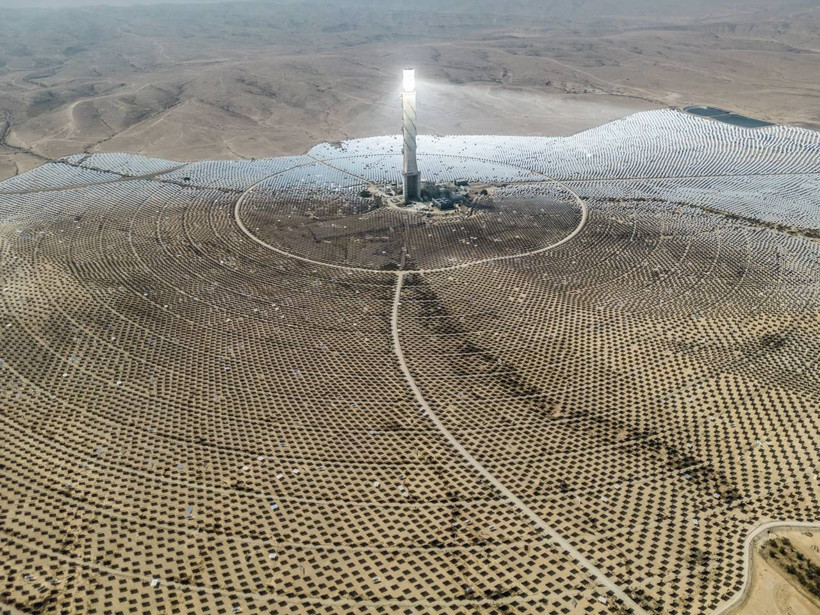 İsrail'de çöle 'Yüzüklerin Efendisi'ni çağrıştıran enerji santrali - Resim: 8