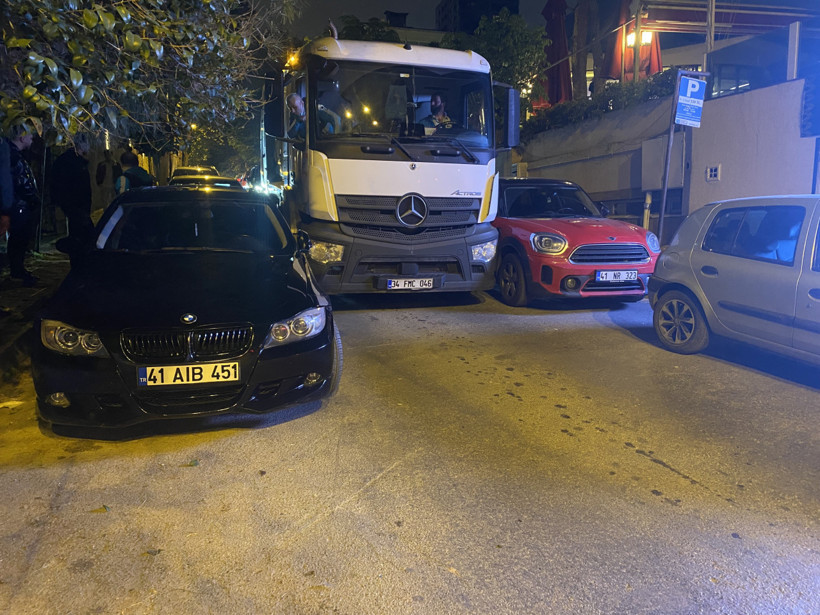 Hatalı park krizi trafiği felç etti: Vatandaşlar elleriyle aracı kenara çekti - Resim : 1