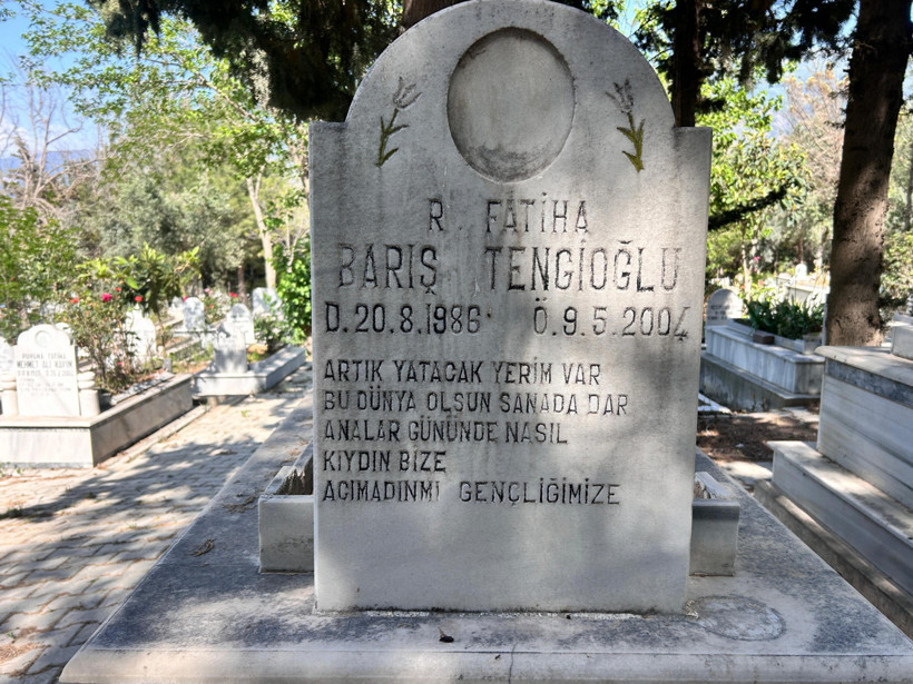 Özgür Özel’e saldırı sonrası acı detay: Saldırganın oğlunun mezar taşındaki sözler dikkat çekti! - Resim : 1