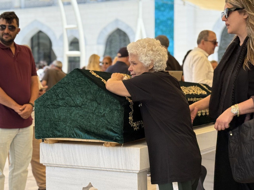 Nihal Candan’a veda: Gözyaşlarıyla son yolculuğuna uğurlandı - Resim: 1