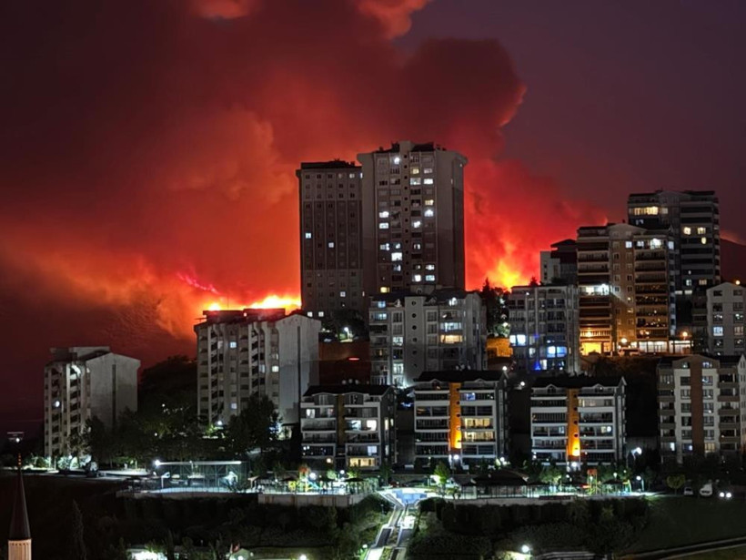Bursa alev alev yanıyor: Canhıraş mücadele! Ekipler alevler arasında kaldı - Resim : 1