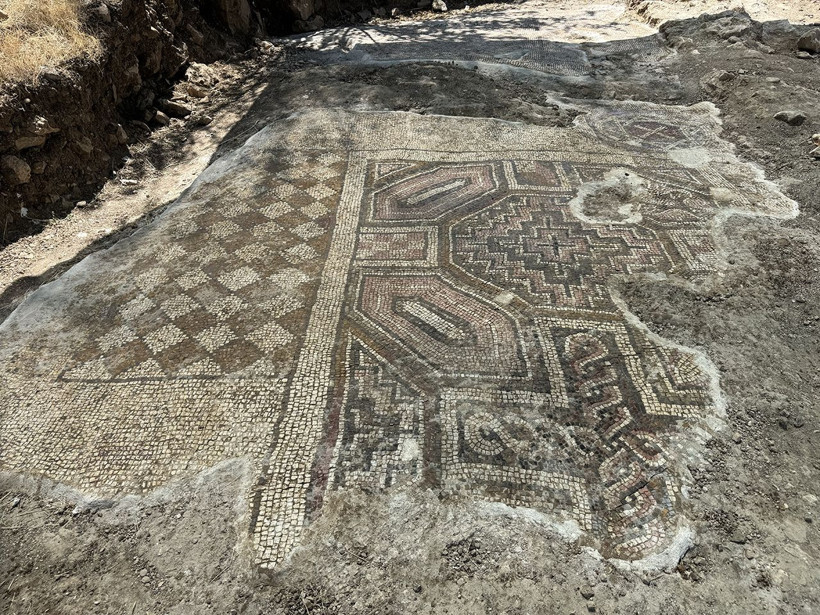 Diyarbakır'ın Ergani ilçesinde Davut Yıldızı sembolü ve Grekçe yazı bulunan mozaik bulundu - Resim: 1