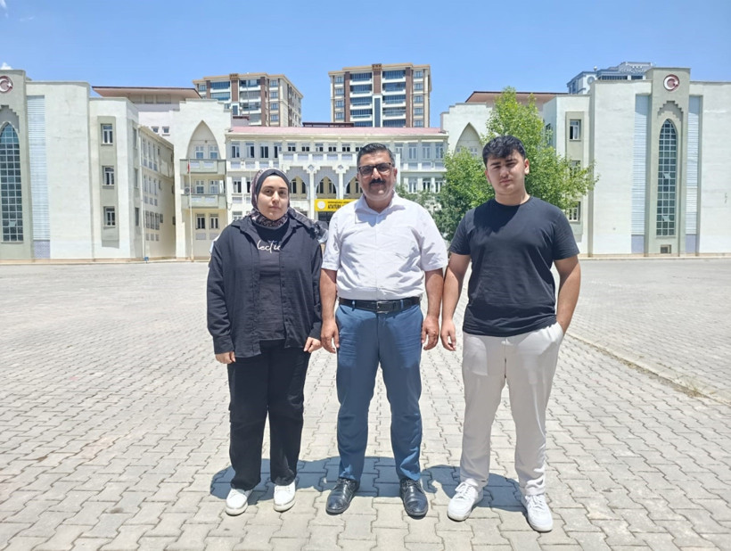 6 üniversite bitirdi, çocuklarıyla aynı okulda tekrar sınava girdi - Resim : 1