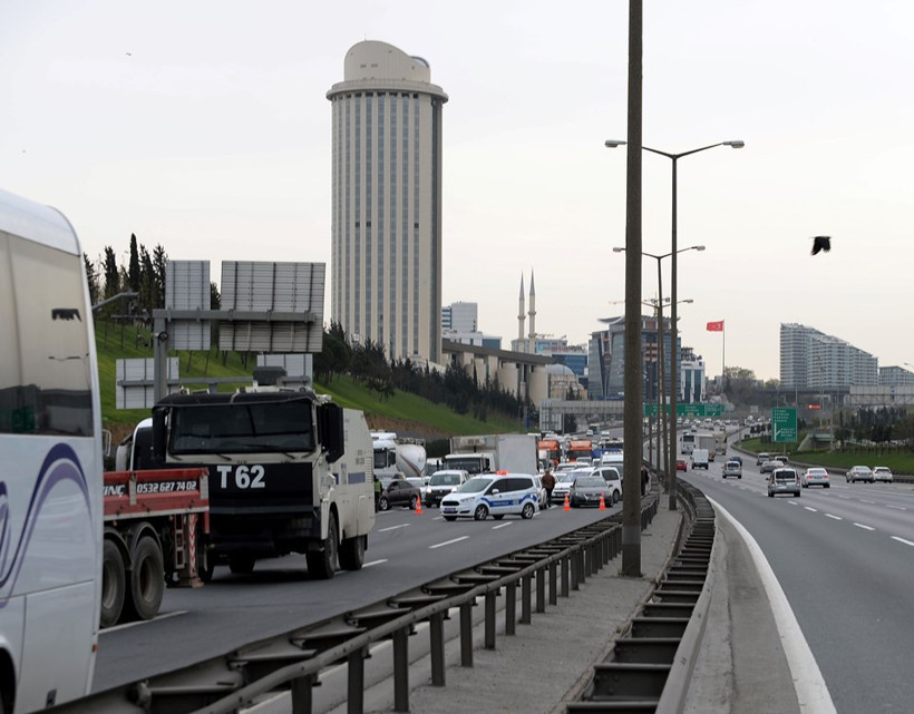 Kaza nedeniyle TEM'de trafik bir sÃ¼re durdu.    
