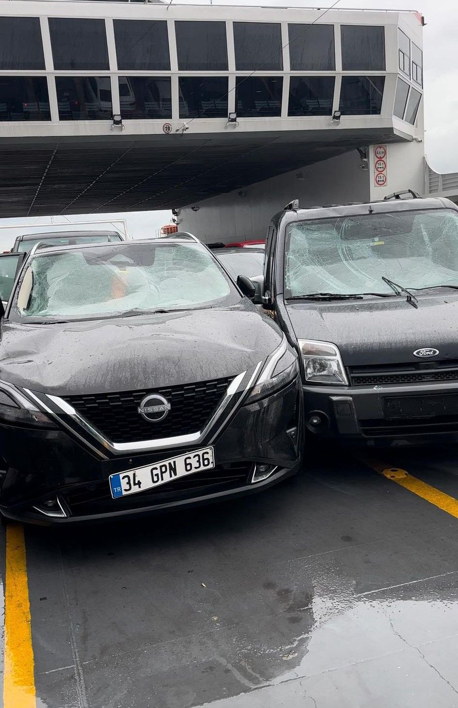 Yalova-İstanbul feribotunda korku dolu anlar: Feribot dalgaların arasında kaldı, araçlar hasar aldı - Resim: 7