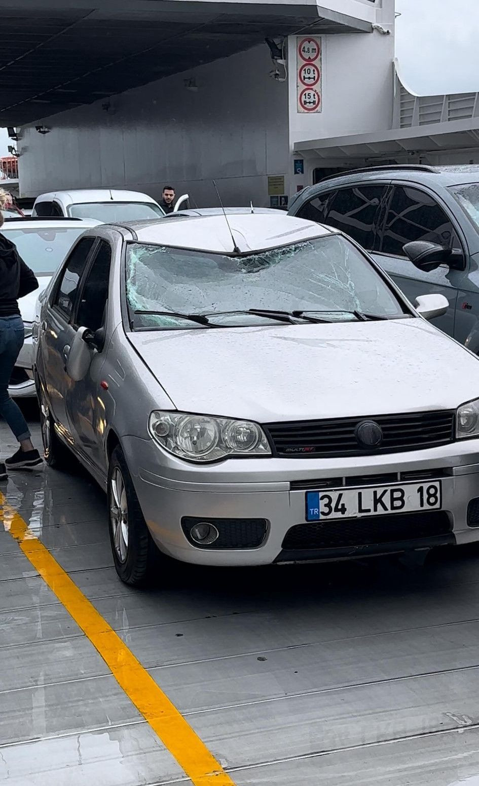 Yalova-İstanbul feribotunda korku dolu anlar: Feribot dalgaların arasında kaldı, araçlar hasar aldı - Resim: 6
