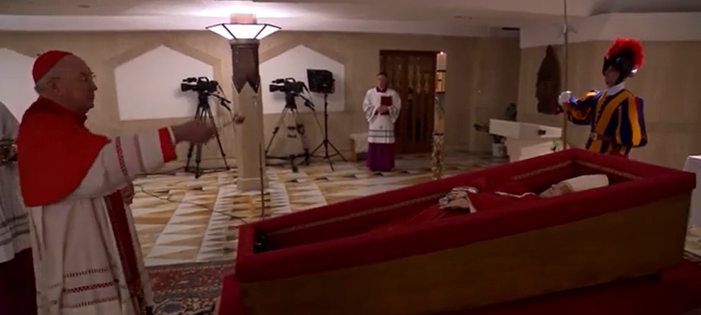 Papa Franciscus'un açık tabut görüntüleri paylaşıldı - Resim: 1