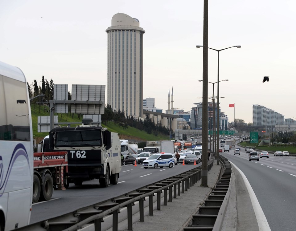 Kaza nedeniyle TEM'de trafik bir sÃ¼re durdu.

