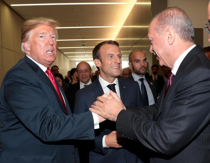 NATO Zirvesi'nde samimi poz - Resim : 2