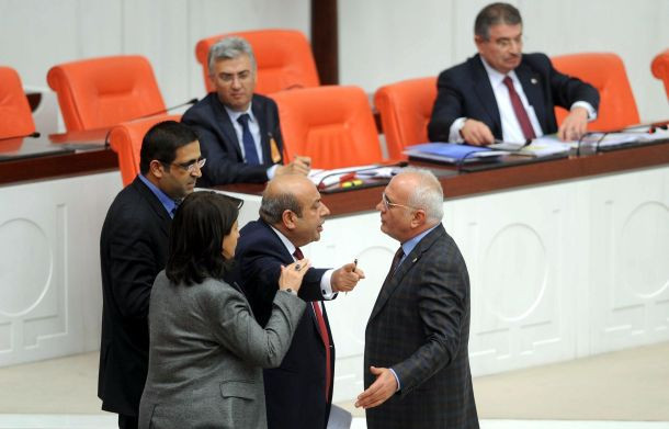 Bu kez kadın vekiller kapıştı - Resim : 1