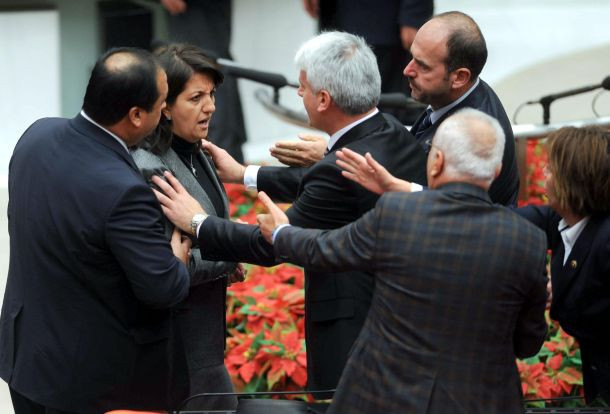 Bu kez kadın vekiller kapıştı - Resim : 2