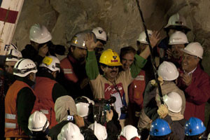 Kahraman madenciler yeryüzünde - Resim : 3