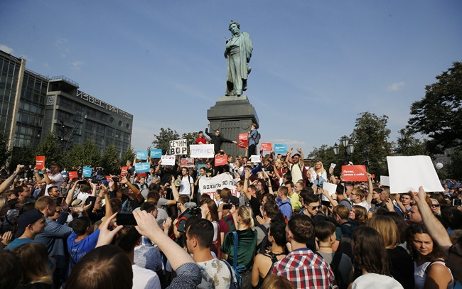 Rusya'da binler emeklilik reformuna karşı sokakta - Resim : 1