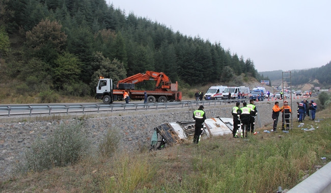 Afyon'da yolcu otobüsü devrildi: 7 ölü, 28 yaralı - Resim : 1