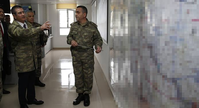 Milli Savunma Bakanı Canikli, sınır hattında - Resim : 1