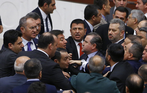 Anayasa değişiklik teklifinin 1. ve 2. maddeleri kabul edildi - Resim : 1