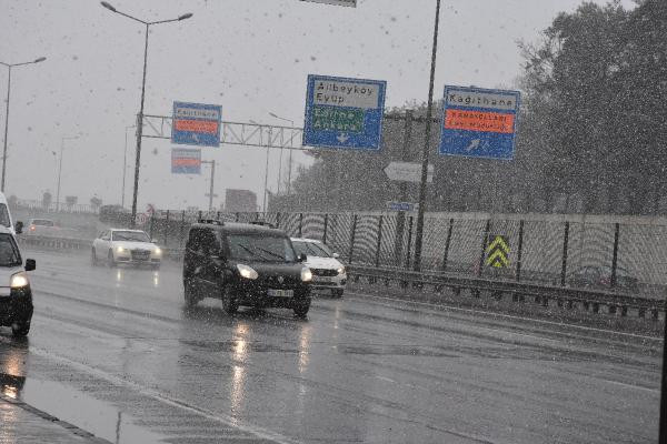 İstanbul'da kar yağışı etkisini artırdı - Resim : 1