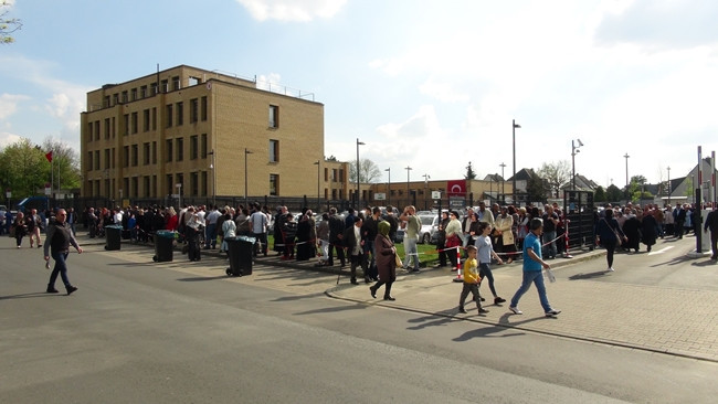 Almanya'daki sandıklarda uzun kuyruklar oluştu - Resim : 1
