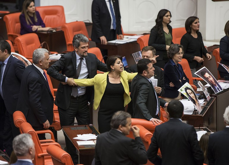 AK Partililer ile HDP’liler yumruklaştı - Resim : 1