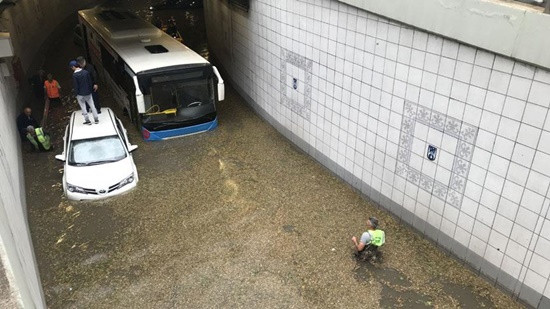 Ankara'da 15 dakikalık yağmur ve dolu hayatı felç etti - Resim : 1