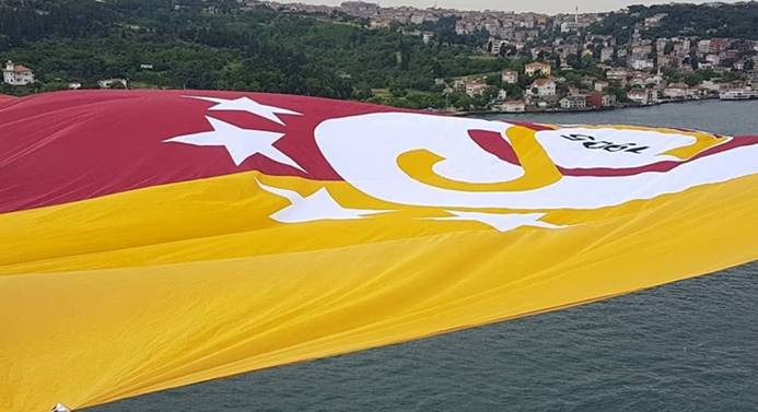 Şampiyonun bayrağı Boğaz'da dalgalanıyor - Resim : 1