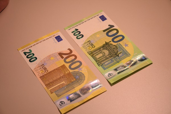 ECB, yeni 100 ve 200'lük euro banknotları tanıttı - Resim : 1