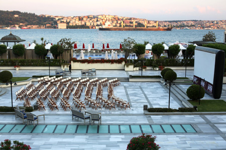 Açık havada sinema keyfi sürüyor… - Resim : 2