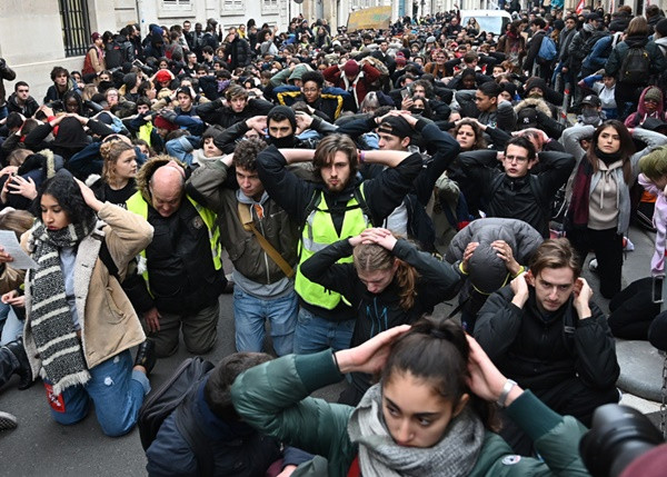 Fransa'da lise öğrencilerinden 'kara salı' eylemi - Resim : 1