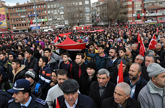 İstanbul'daki terör saldırısına meydanlardan tepki - Resim : 4
