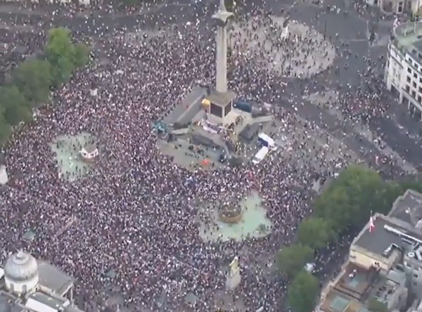 İngiltere'de yüz binler Trump'ı protesto ediyor - Resim : 1