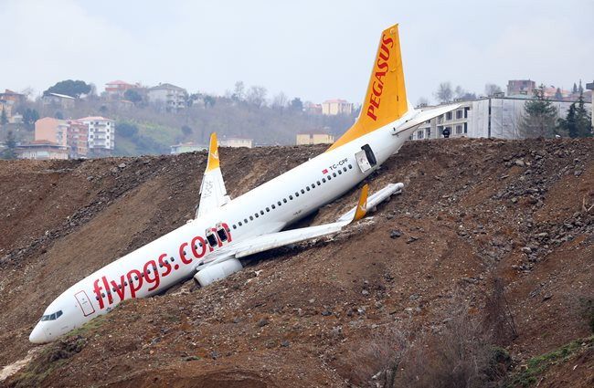 Trabzon'daki uçağı kurtarmak için vinç talep edildi - Resim : 1