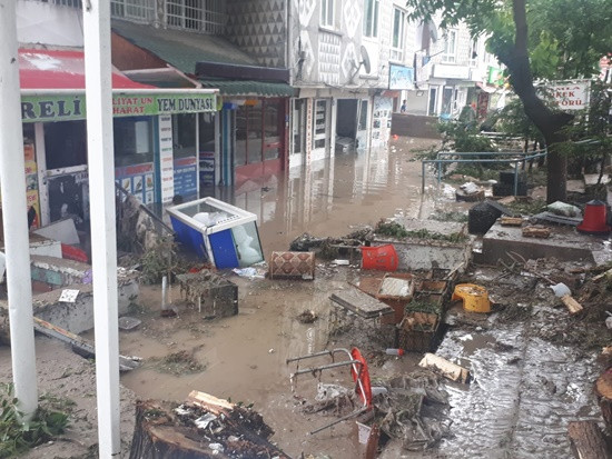Ankara'da 15 dakikalık yağmur ve dolu hayatı felç etti - Resim : 2