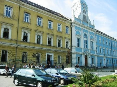 Tek ortak paydası çatısı olan iki okul… - Resim : 1